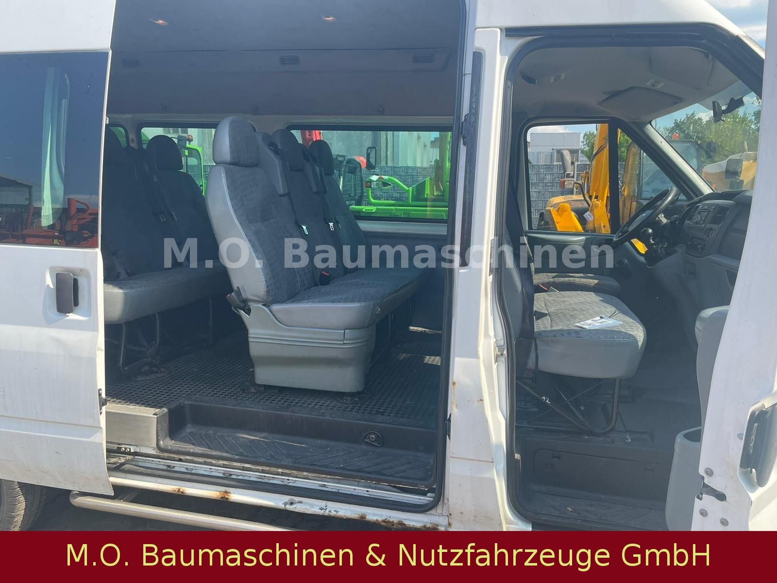 Fahrzeugabbildung Ford Transit  115 T 330 / 2,4 Liter / 9 Sitzer /