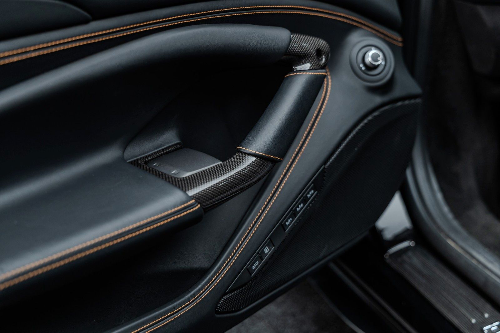Fahrzeugabbildung Ferrari F8 Spider + Nero Daytona + Carbon + Lift + Garan