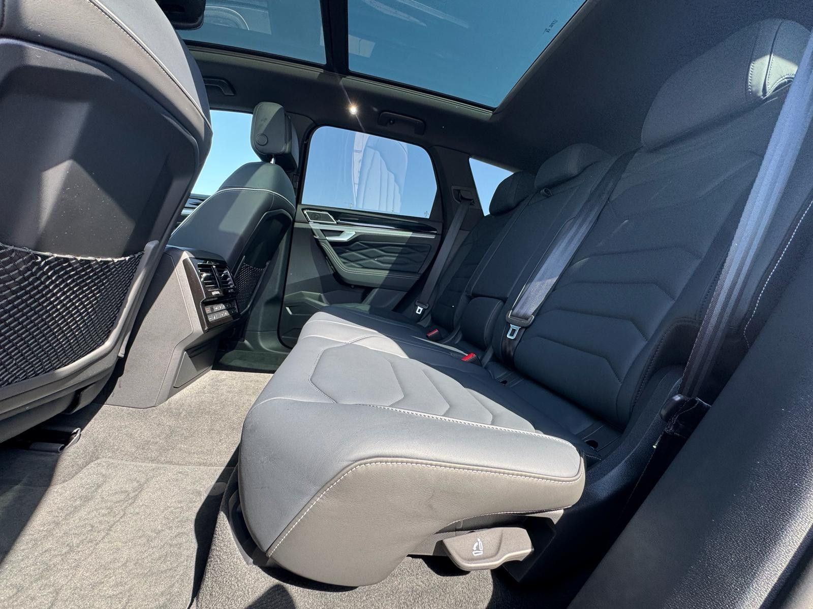 Fahrzeugabbildung Volkswagen Touareg 3.0TDI 4M R-Line VOLL Black 22" UPE 114T