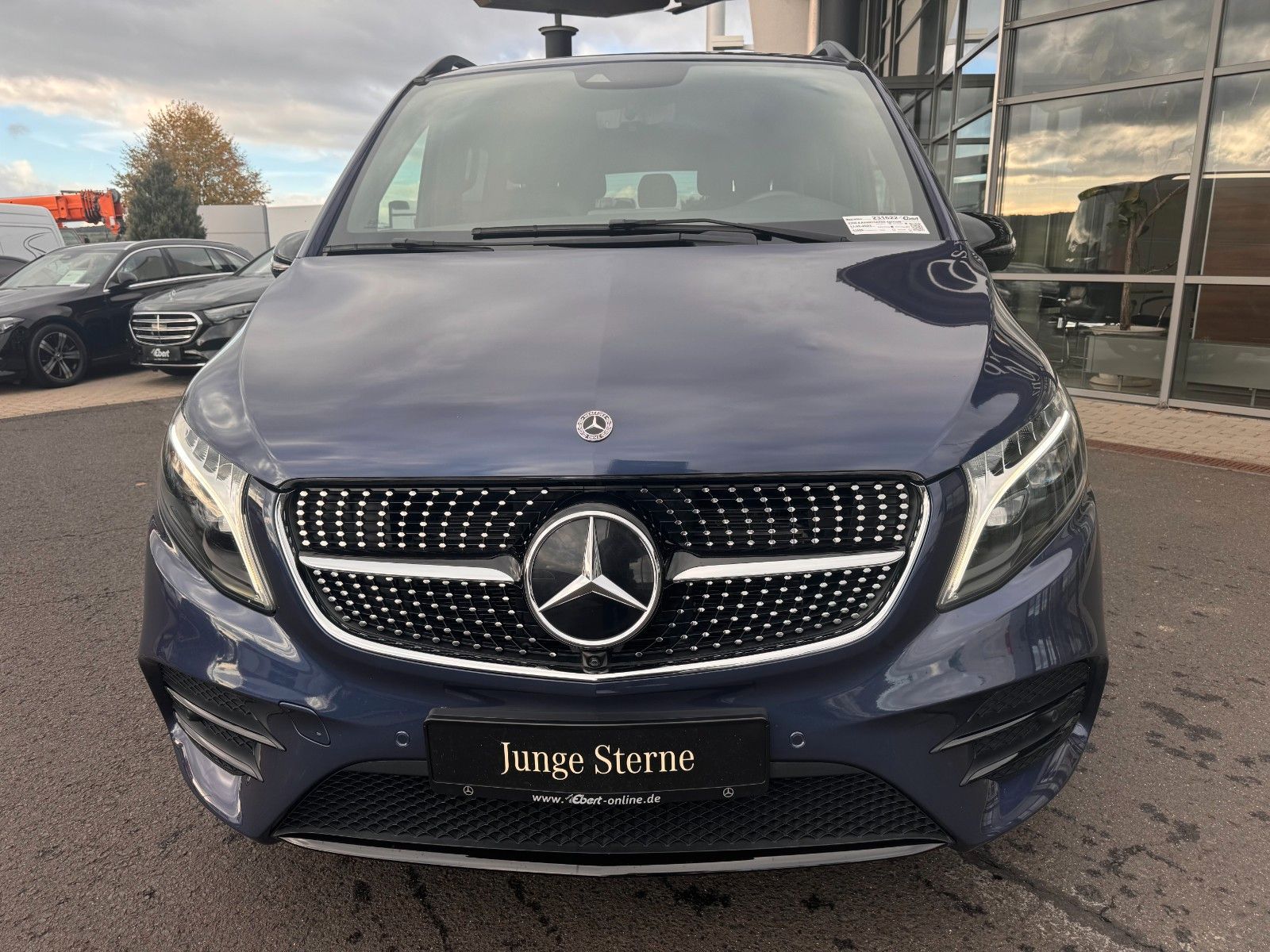 Fahrzeugabbildung Mercedes-Benz V 300 d AVA ED AMG AHK2,5to DISTRONIC