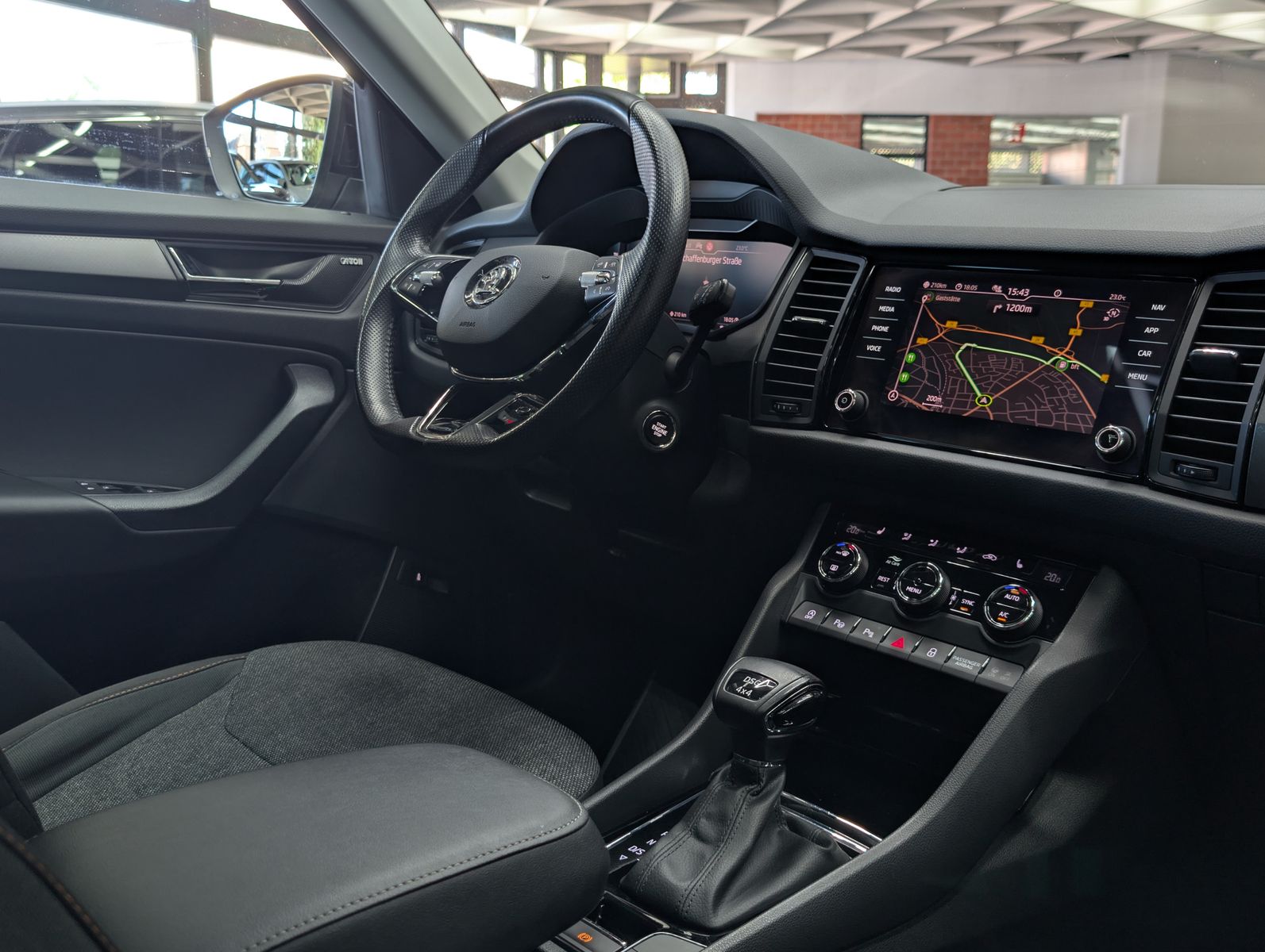 Fahrzeugabbildung SKODA Kodiaq Clever 4x4 PANO*AHK*CANTON*4xSHZ*7-Sitzer