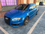 Audi RS4 B7 Limo blau F1 Spiegel Schalensi... - Audi RS4 mit Benzin-Antrieb: Limousine, Schaltgetriebe