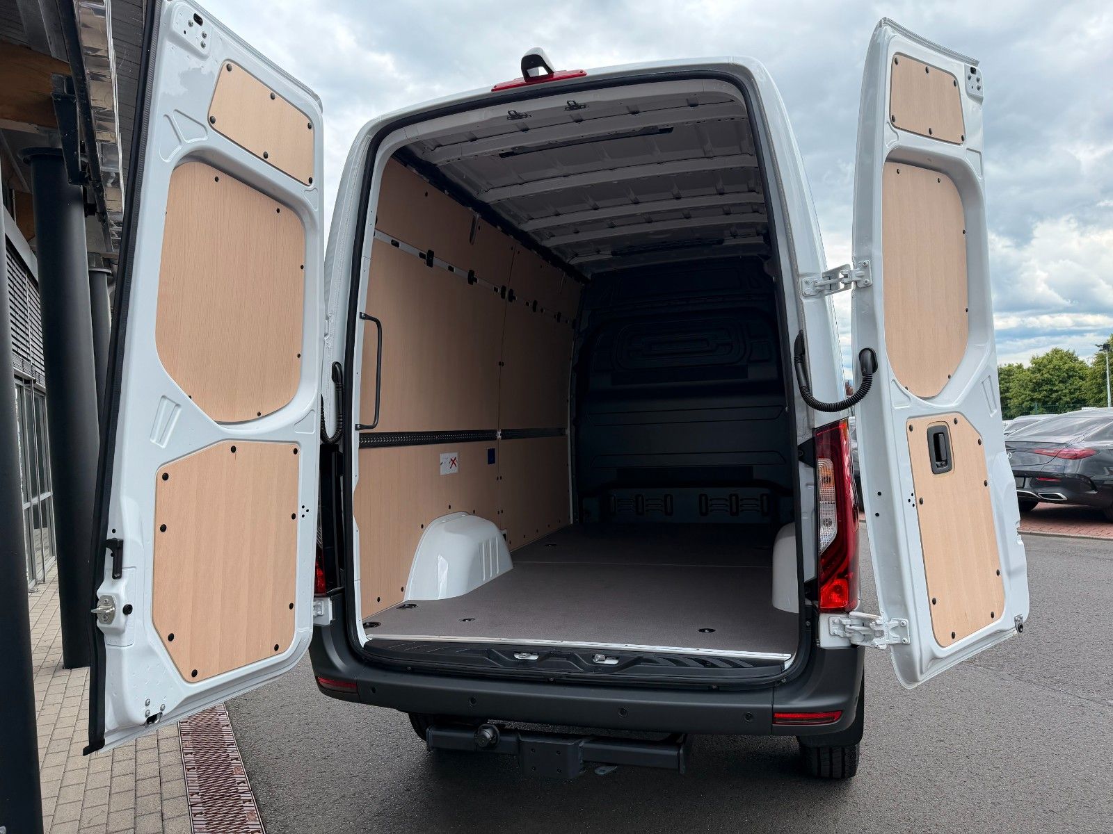 Fahrzeugabbildung Mercedes-Benz Sprinter 319 CDI 4x4 3665 DISTRONIC AHK LED