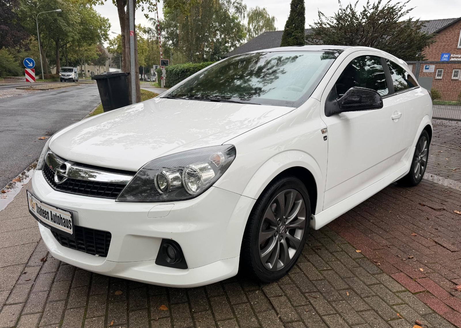 Opel Astra H GTC Black & White