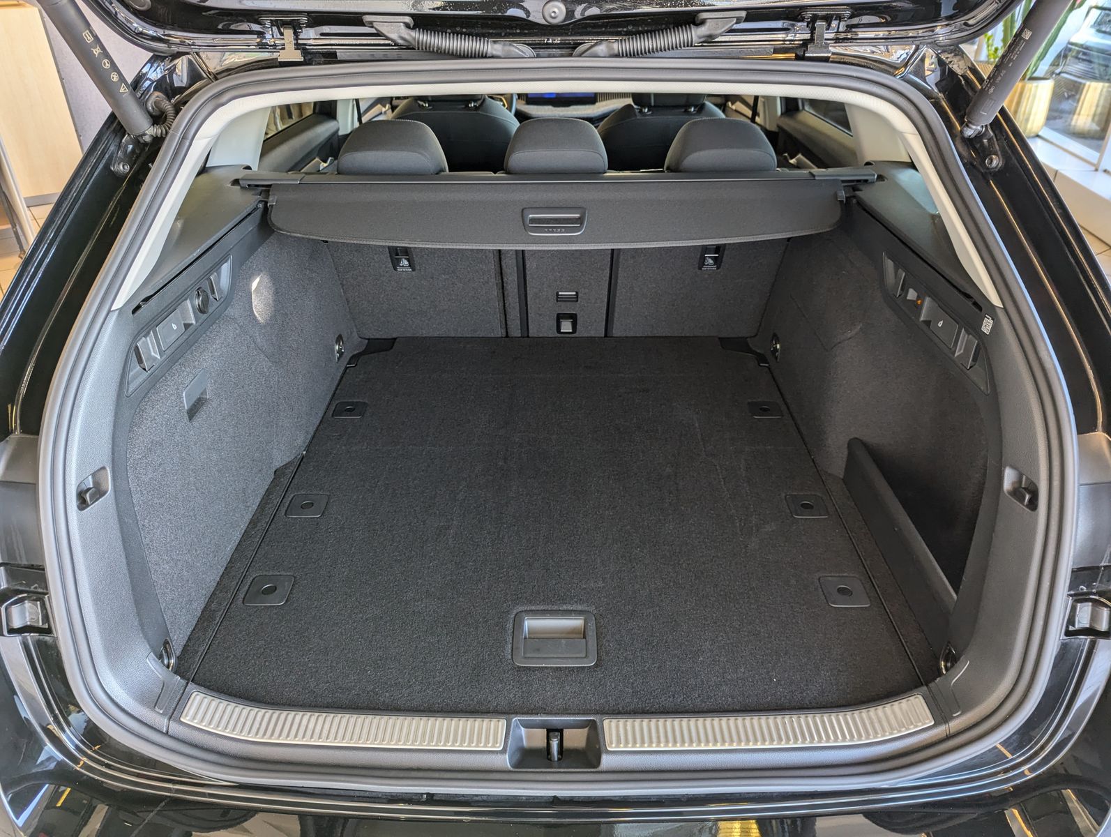 Fahrzeugabbildung SKODA Superb 2.0TDI DSG 4x4 Pano Matrix ACC AHK 5J Gar