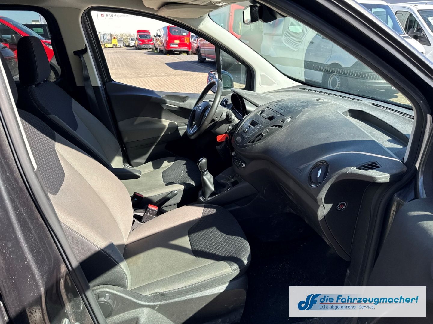 Fahrzeugabbildung Ford Tourneo Courier Titanium Mehrzonenklima *EXPORT