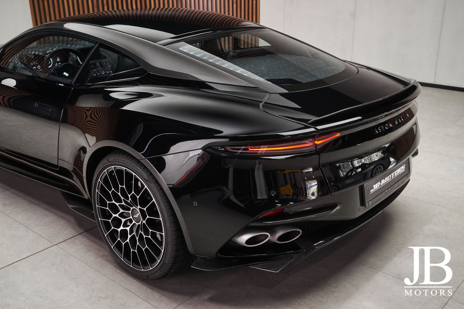 Fahrzeugabbildung Aston Martin DBS V12 770 Ultimate Carbon Performance Seats