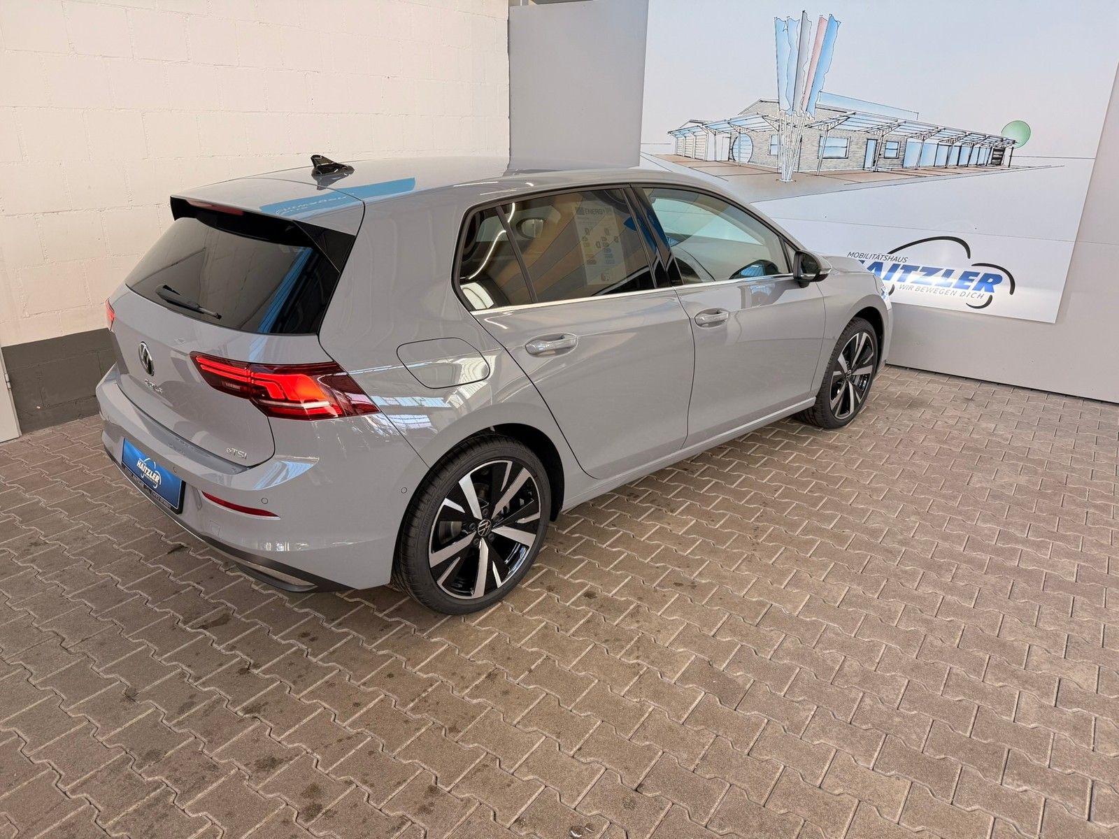 Fahrzeugabbildung Volkswagen Golf VIII Lim. 1.5 eTSI 110 kW Style DSG + Navi