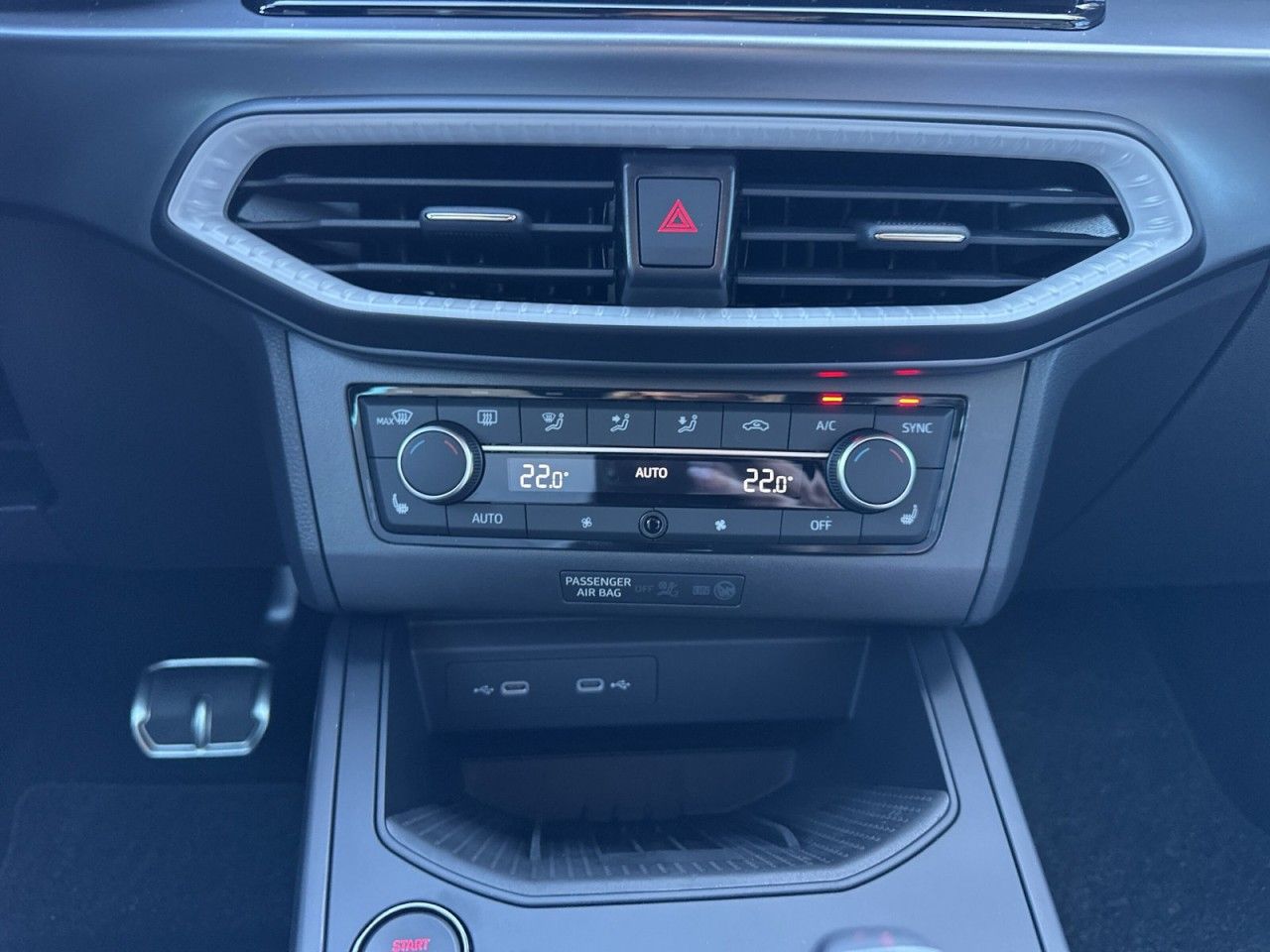 Fahrzeugabbildung SEAT Arona FR Black Edition 1.5 TSI 150 PS DSG - mit KI generiert/bearbeitet