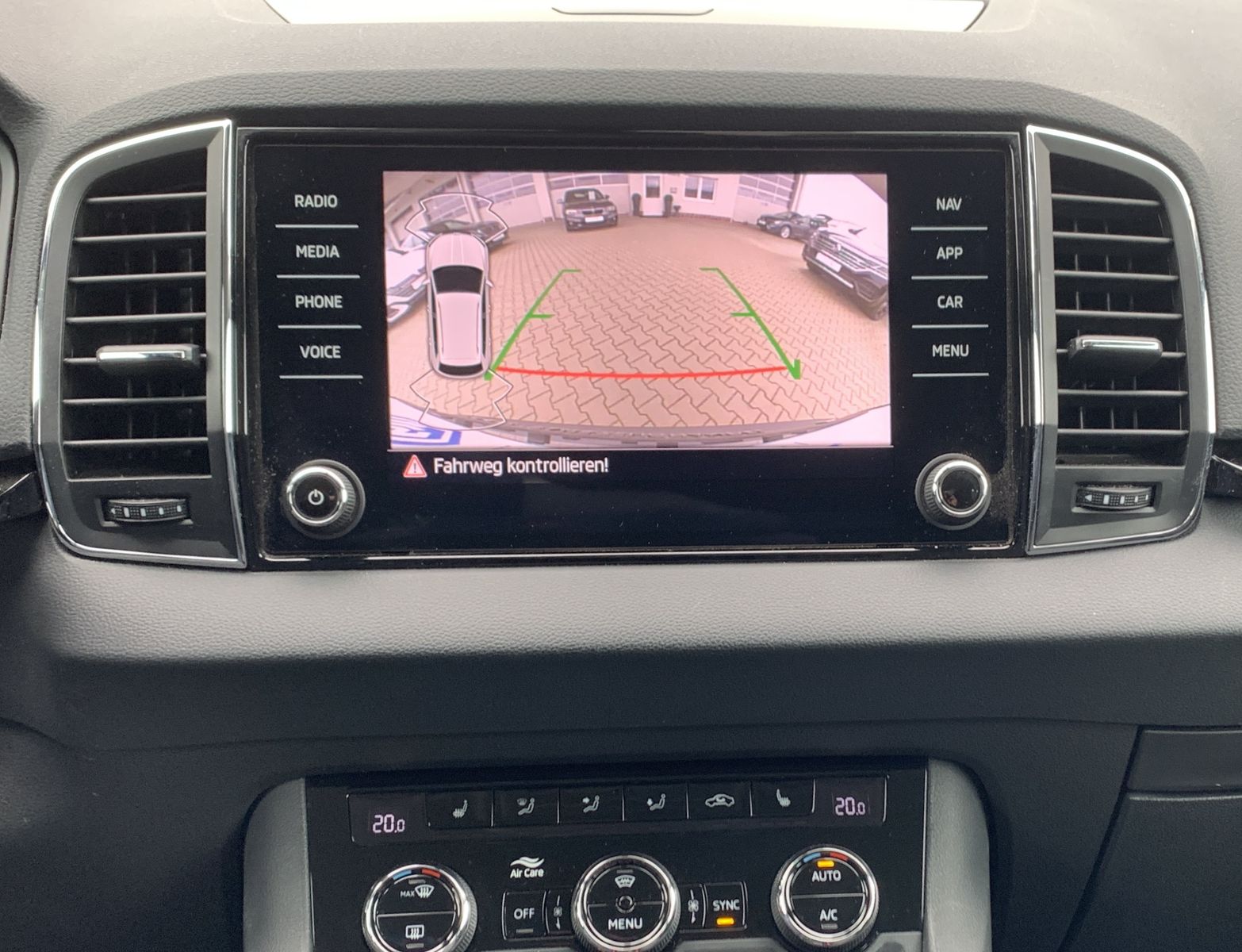 Fahrzeugabbildung SKODA Karoq 2.0 TDI*Style*4x4*LED*Cam*ACC*Navi*