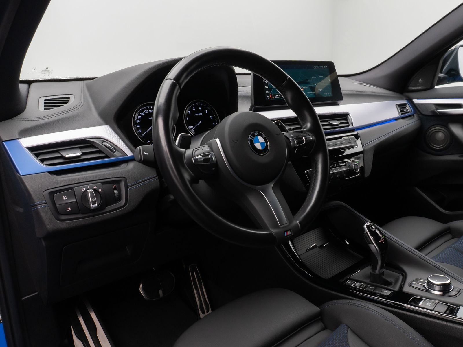 Fahrzeugabbildung BMW X2 M35i Kamera HUD DAB H/K Navi+ Alarm 19Zoll