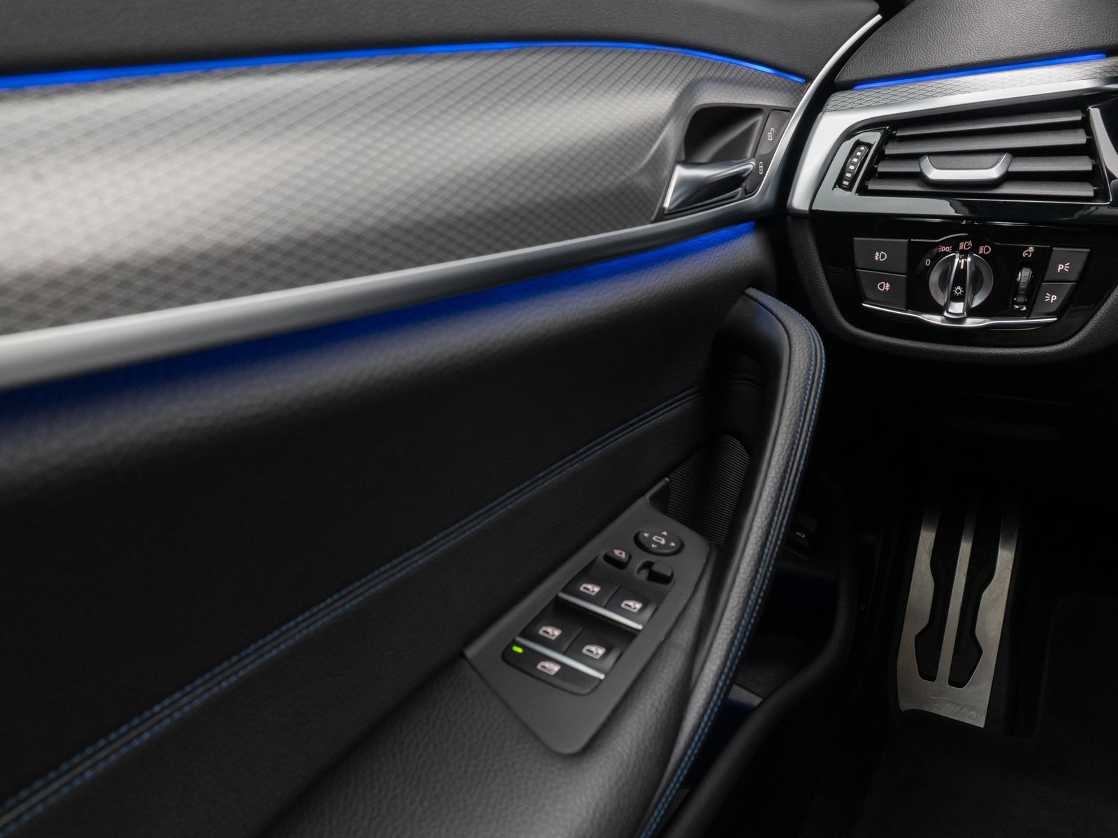 Fahrzeugabbildung BMW 530d xD M Sport Kamera HUD HiFi SoftCl Komfort
