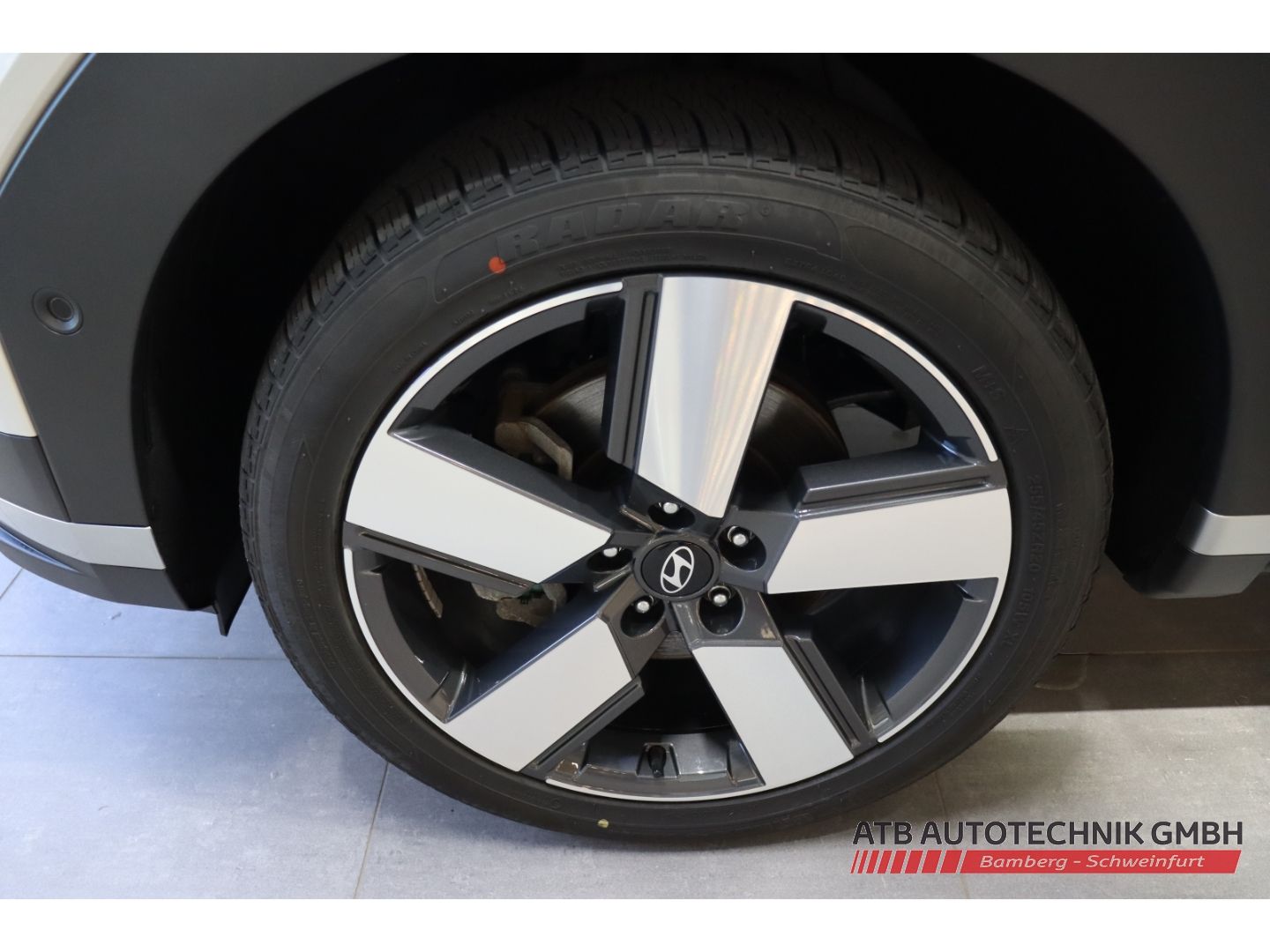 Fahrzeugabbildung Hyundai SANTA FE PHEV 1.6 T-GDI 4WD Signature Navi Leder