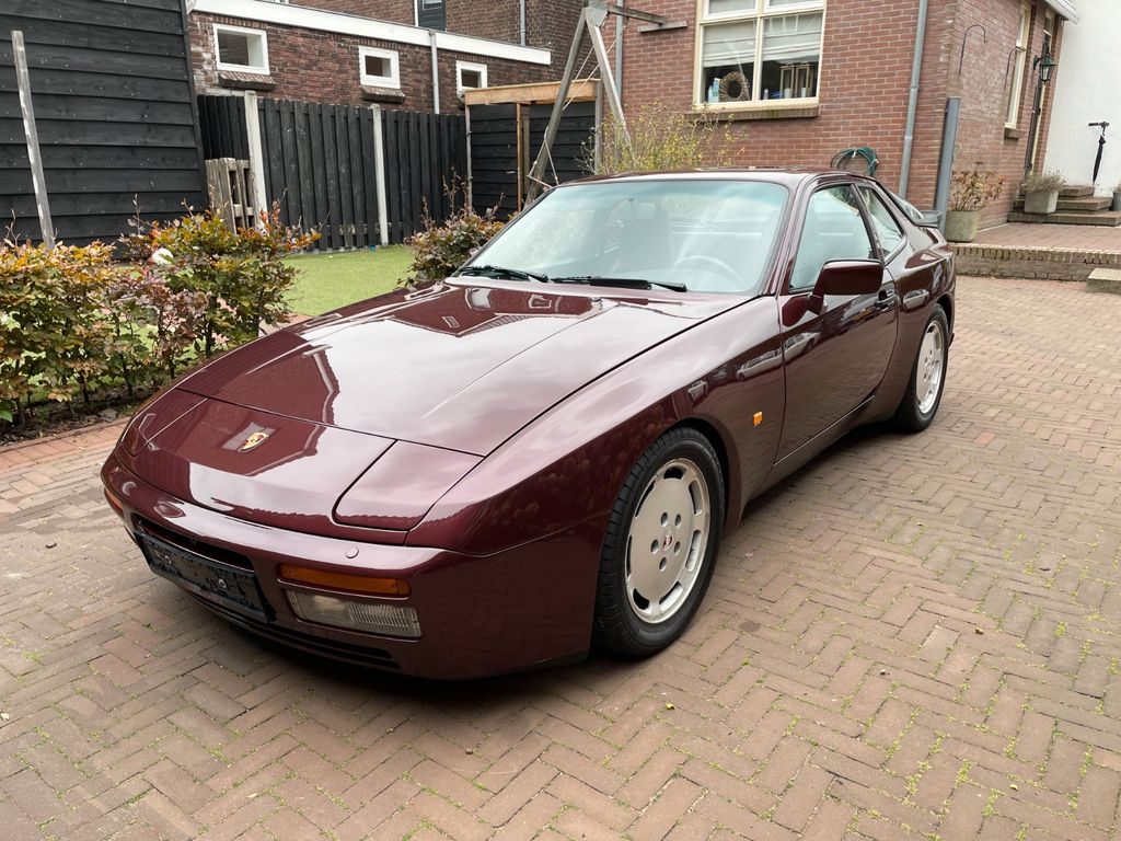 Porsche 944