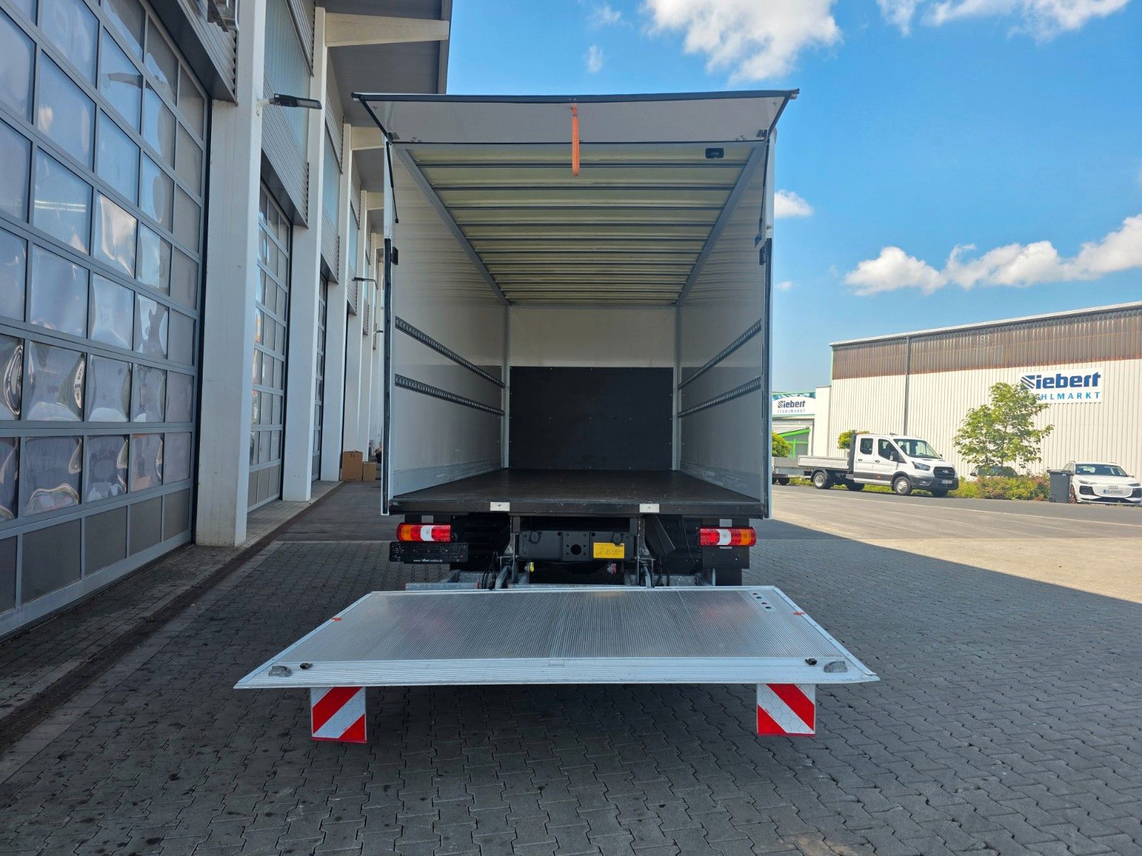 Fahrzeugabbildung Mercedes-Benz Atego 818 L Koffer+LBW Klima 3 Sitze