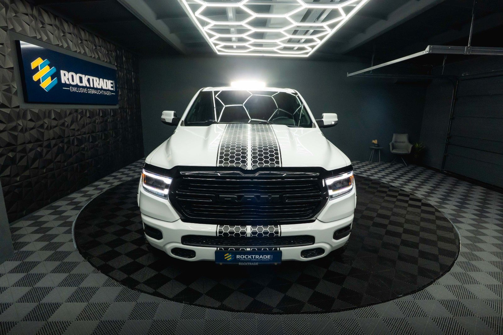 Fahrzeugabbildung Dodge RAM 5.7 V8 HEMI 4x4 OFFROAD Night-Paket *LED*