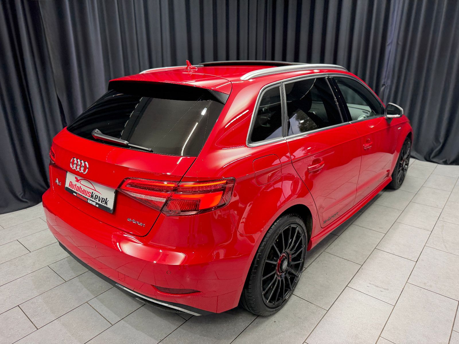 Fahrzeugabbildung Audi A3 Sportback e-tron s-line |AHK|PANO|NAVI