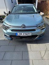 Citroën ë-C4_Head-Up_Lenkradheiz._Abstandstempomat - blaue Citroën ë-C4