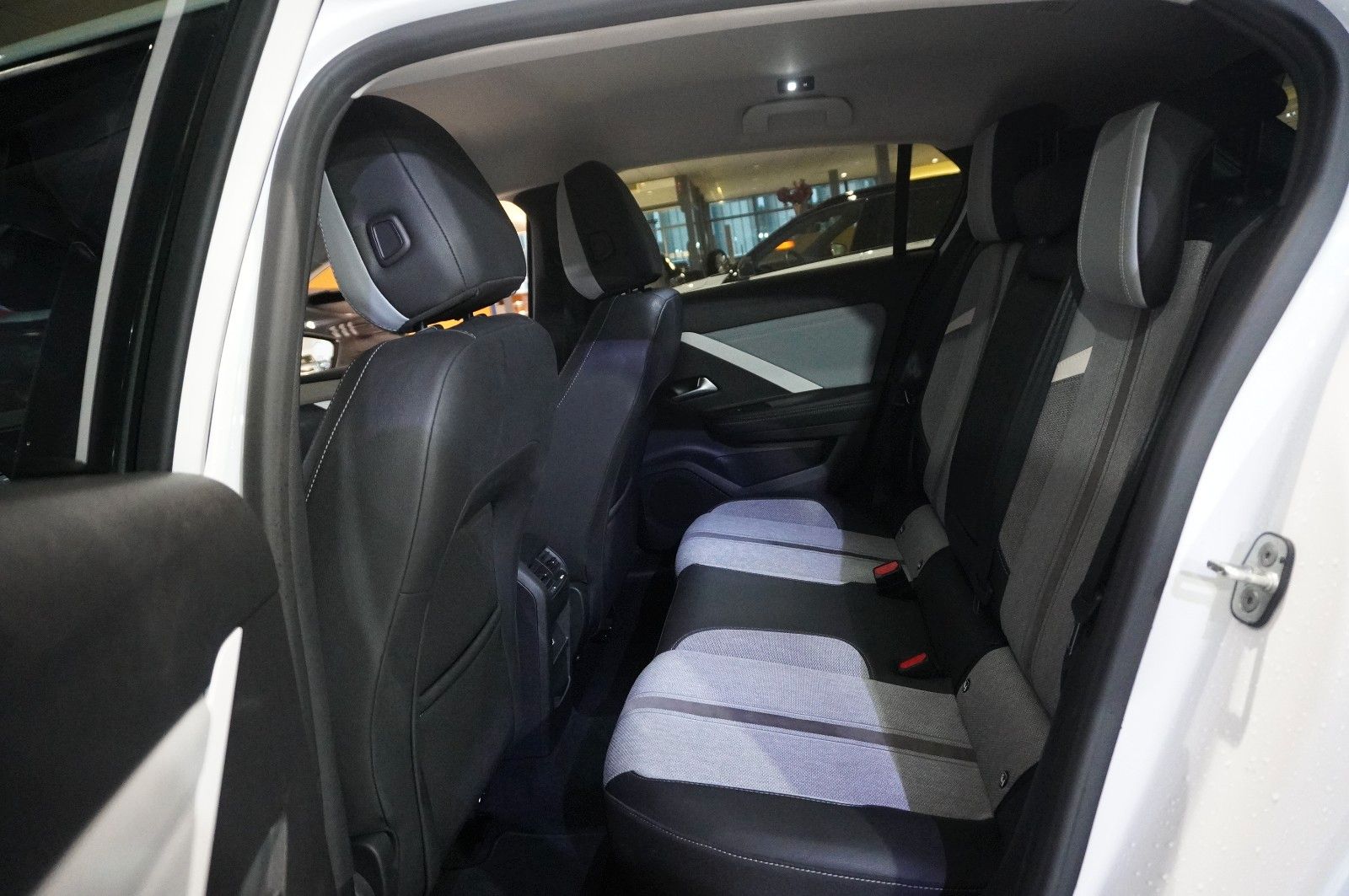 Fahrzeugabbildung Opel Astra L Lim. 1.2T ELEGANCE NAVI/LED/KAMERA/SPORT