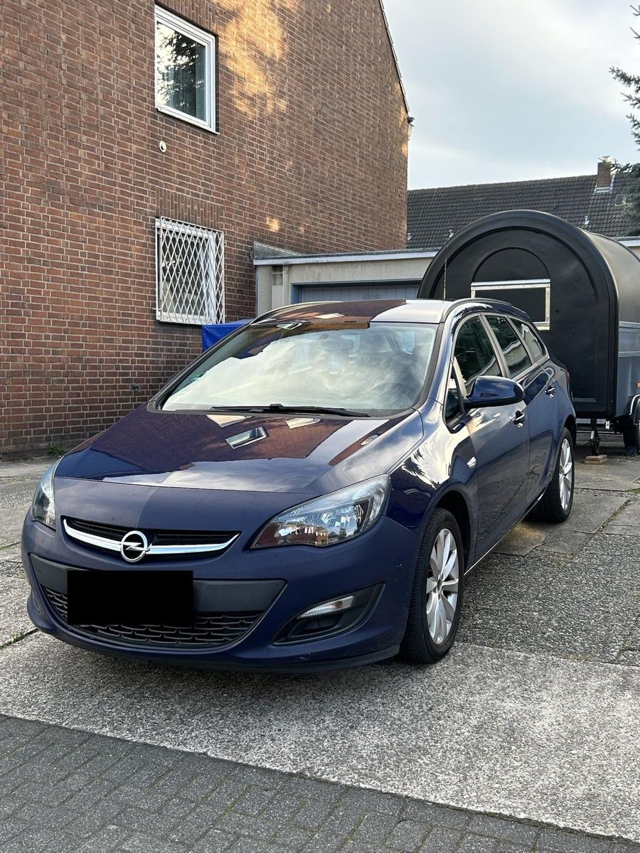 Opel Astra 2015 — салон