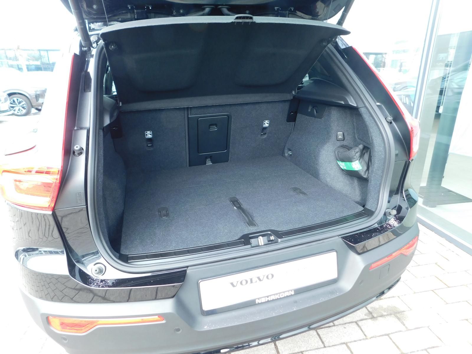 Fahrzeugabbildung Volvo XC40 B3 Ultra Black Editon "Glasdach,360°Cam"