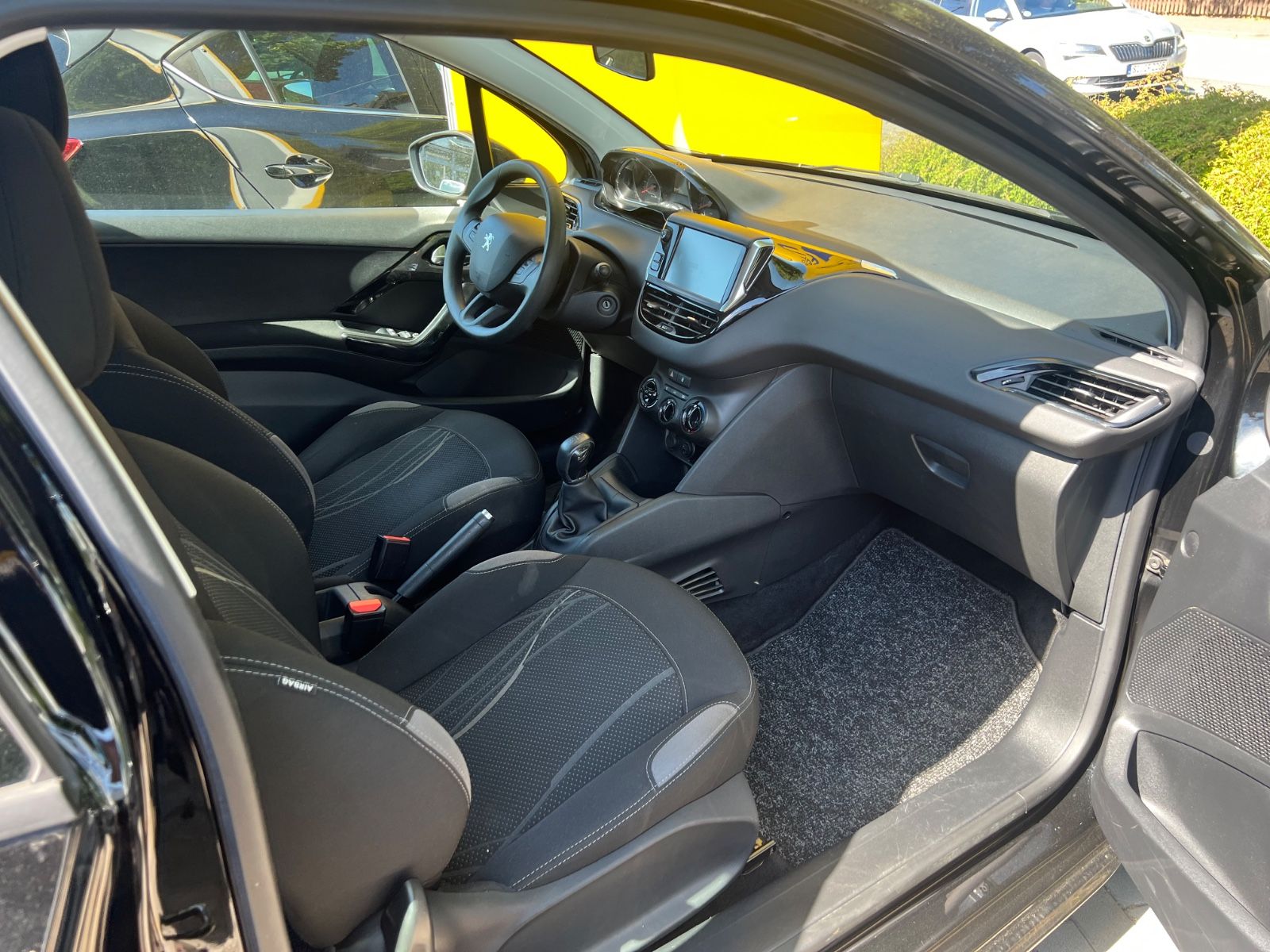 Fahrzeugabbildung Peugeot 208 Active * 1.HAND * TÜV & SERVICE NEU *