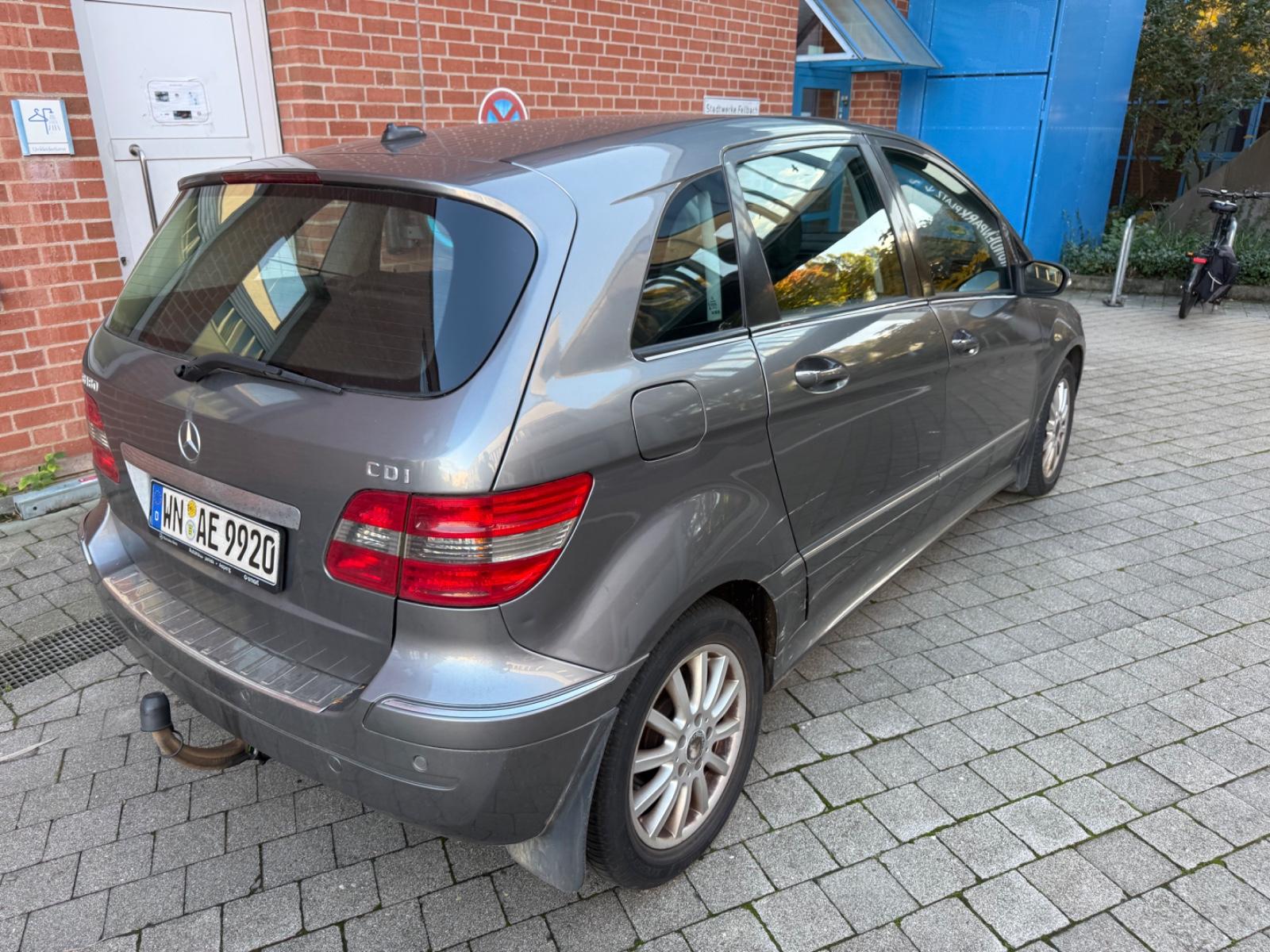 Mercedes-Benz B 180