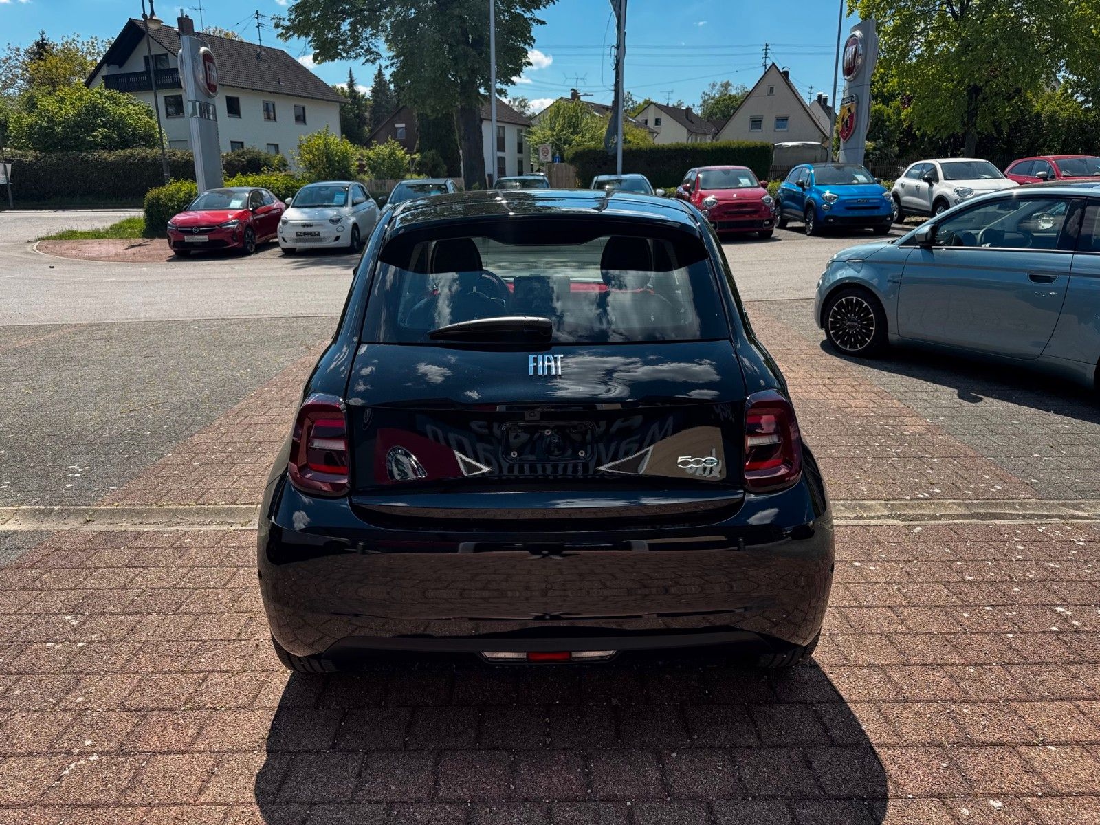 Fahrzeugabbildung Fiat 500e Hatchback MY25-RED 42kWh Kamera Sitzheizung