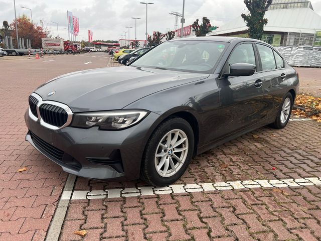 BMW 320i Sport Line Automat Navi LED PDC 184PS