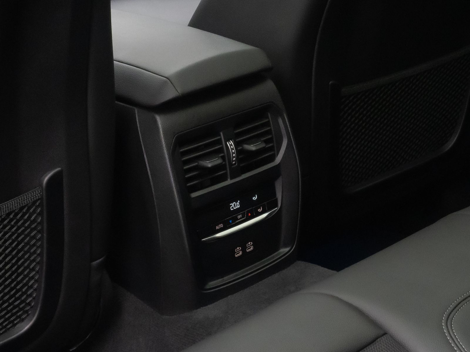 Fahrzeugabbildung BMW 330e xD Sport Line Alarm HUD DAB Panorama HiFi
