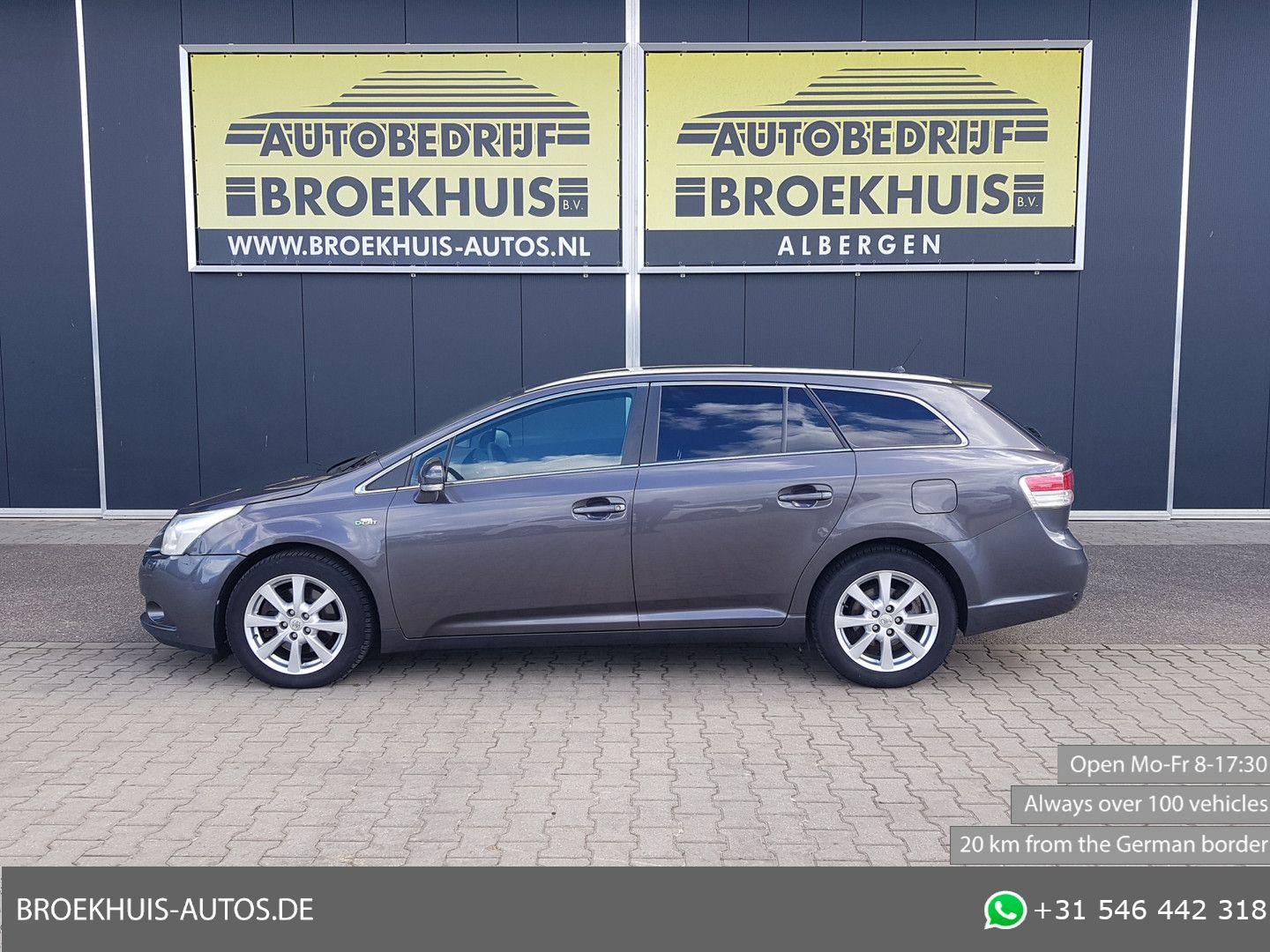Toyota Avensis 2011 — rear view