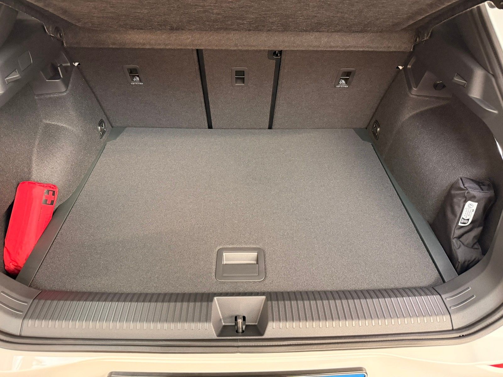 Fahrzeugabbildung Volkswagen T-Roc R-Line 1.5 eTSI DSG +Black-Style + Keyless