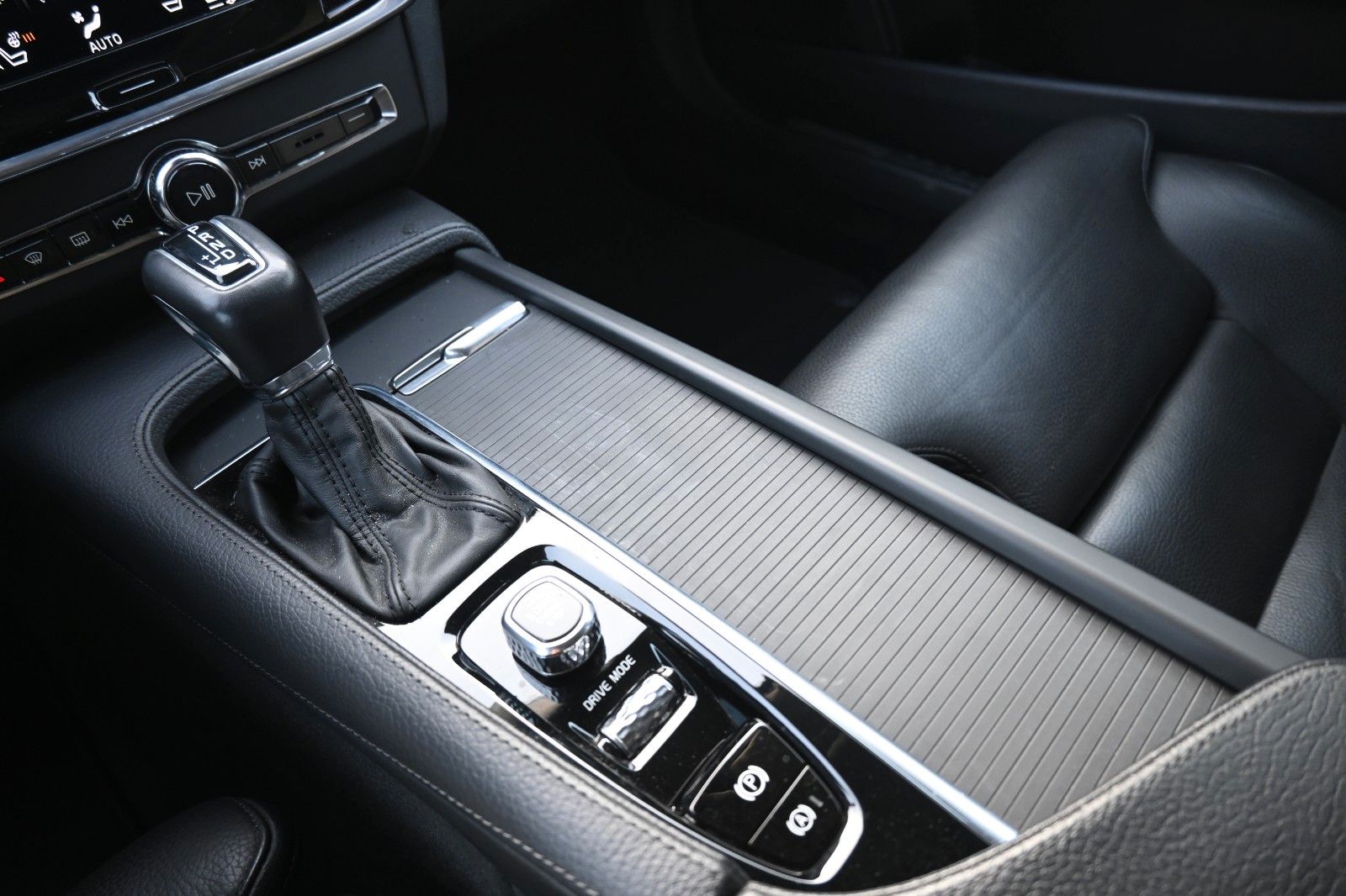 Fahrzeugabbildung Volvo S 90 T5 Lim*Mom*LED*Navi*STHZ*Miete*MIETKAUF