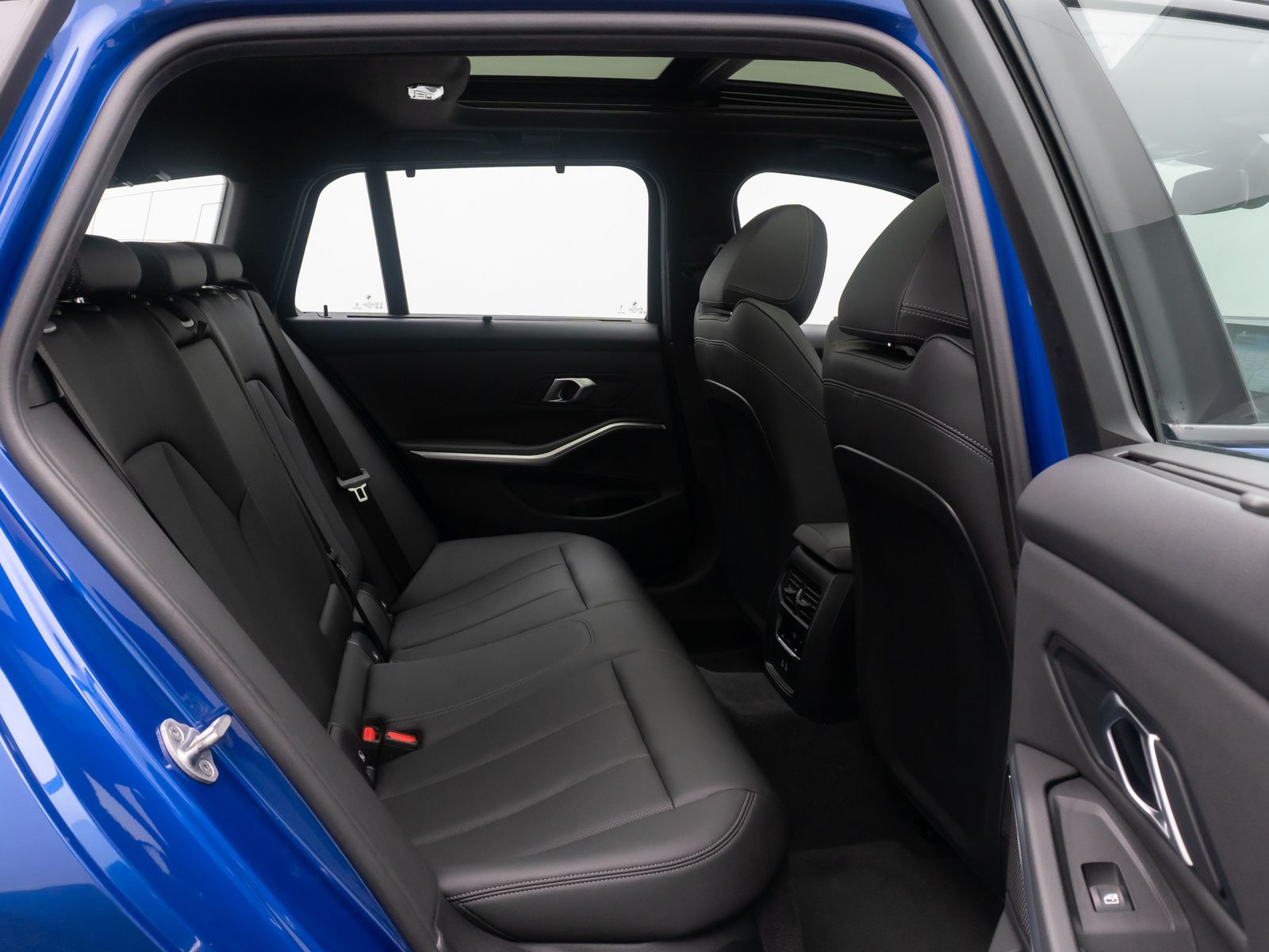 Fahrzeugabbildung BMW 320i M Sport DAB Kamera AHK Panorama HUD 19Zoll