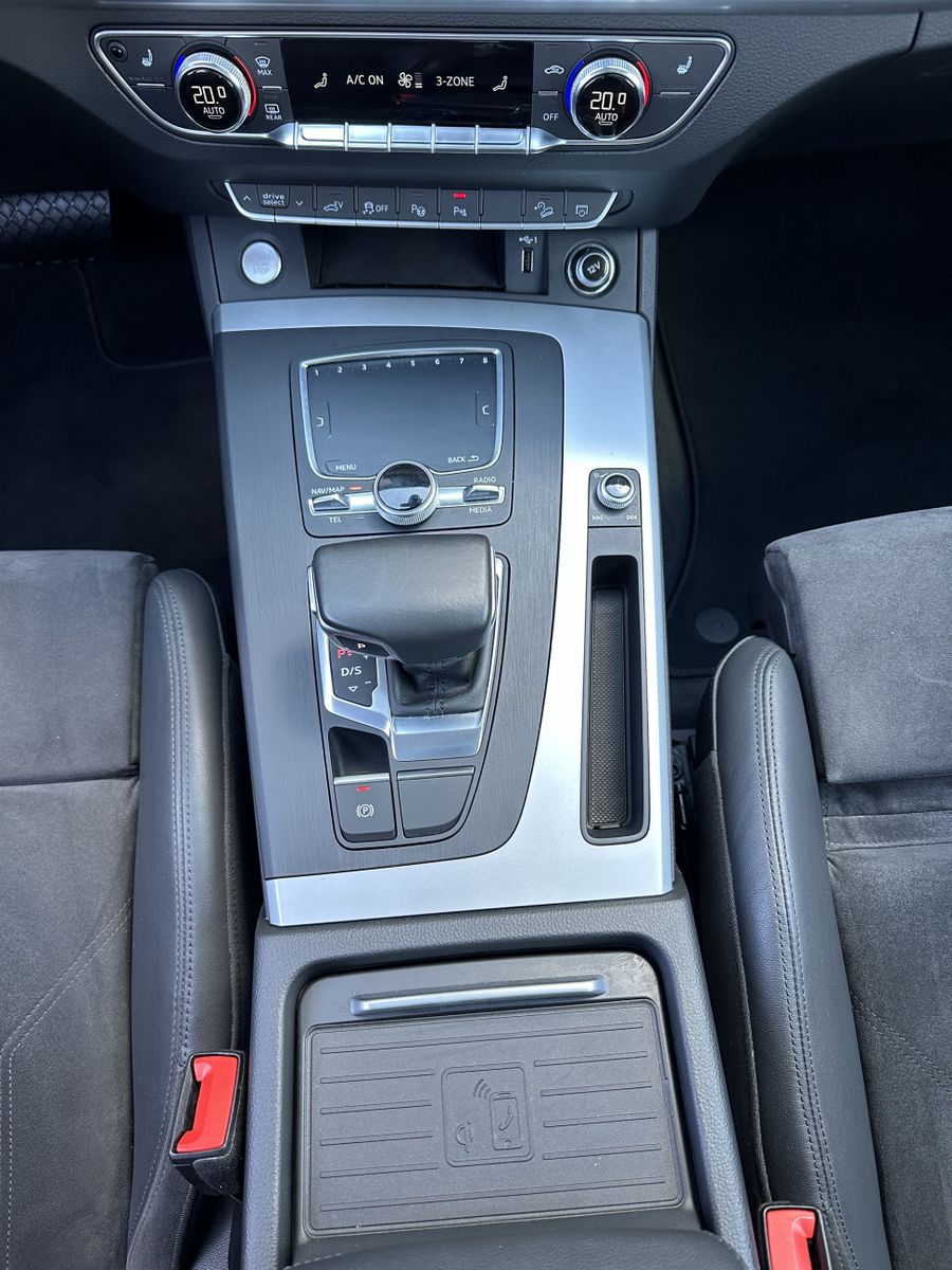 Fahrzeugabbildung Audi Q5 55 TFSIe Quattro S-Line NAV+LED+AHK+PANO+B&O