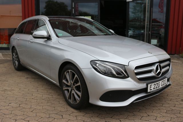Mercedes-Benz E  220D, Standhzg, AHK, Pano, LED,Ambiente 18"