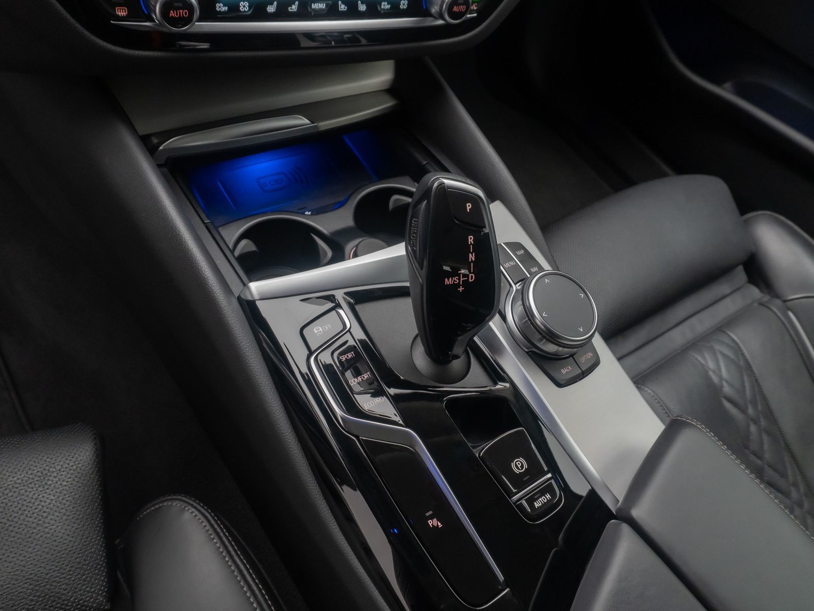 Fahrzeugabbildung BMW 520d xD  Kamera Laser HUD DAB AHK Komfort Alarm