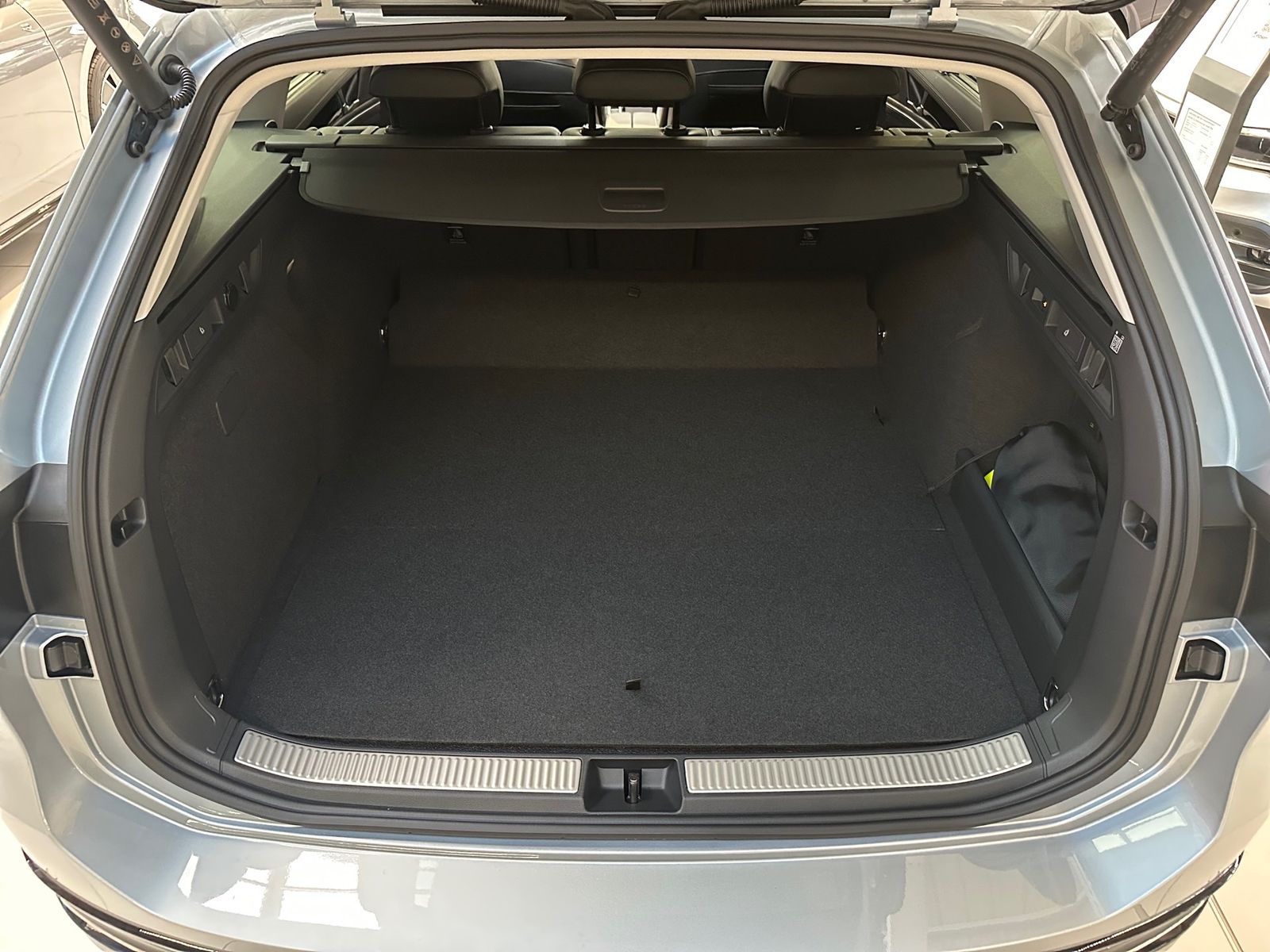 Volkswagen Passat Elegance Hybrid DSG AHK MASSAGE R-KAMERA foto 12