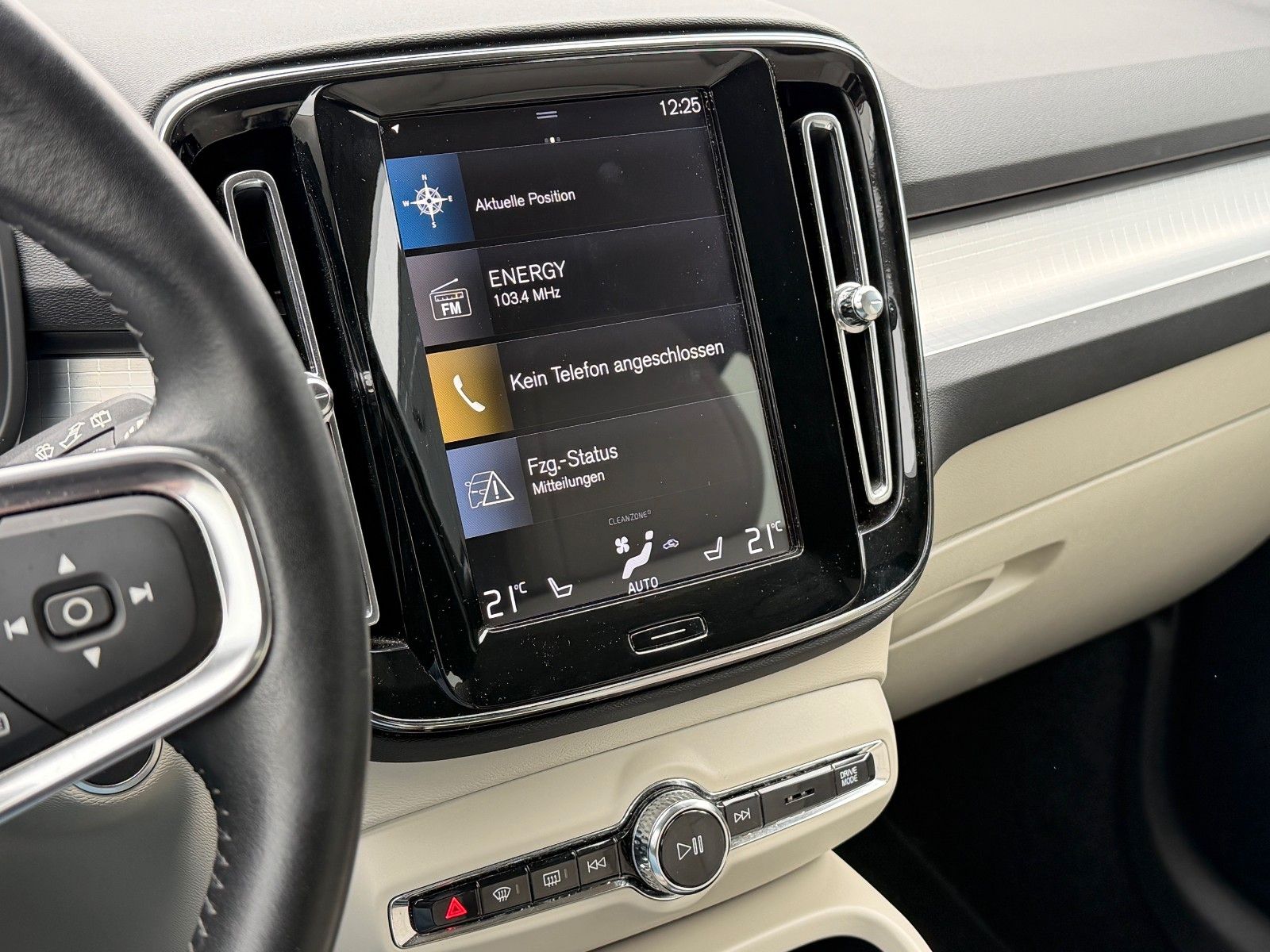 Fahrzeugabbildung Volvo XC40 T4 Momentum AWD *Nav*Totwinkel*AHK*LED*360°