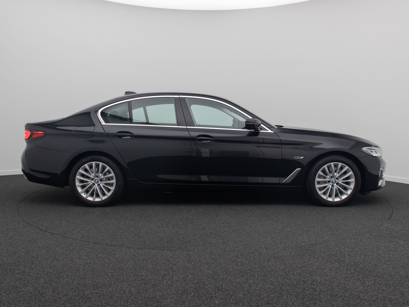 Fahrzeugabbildung BMW 530e Luxury Line ACC Laser 360° HUD DAB Sport