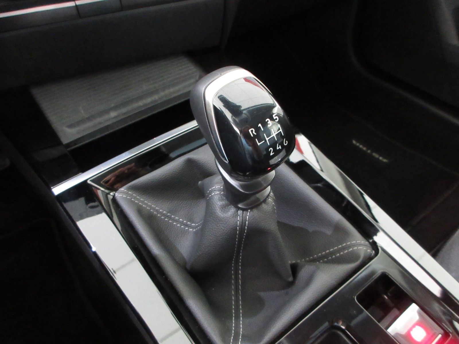 Fahrzeugabbildung Opel Astra L Lim. LED/NAVI/PDC/R´CAM/ALU