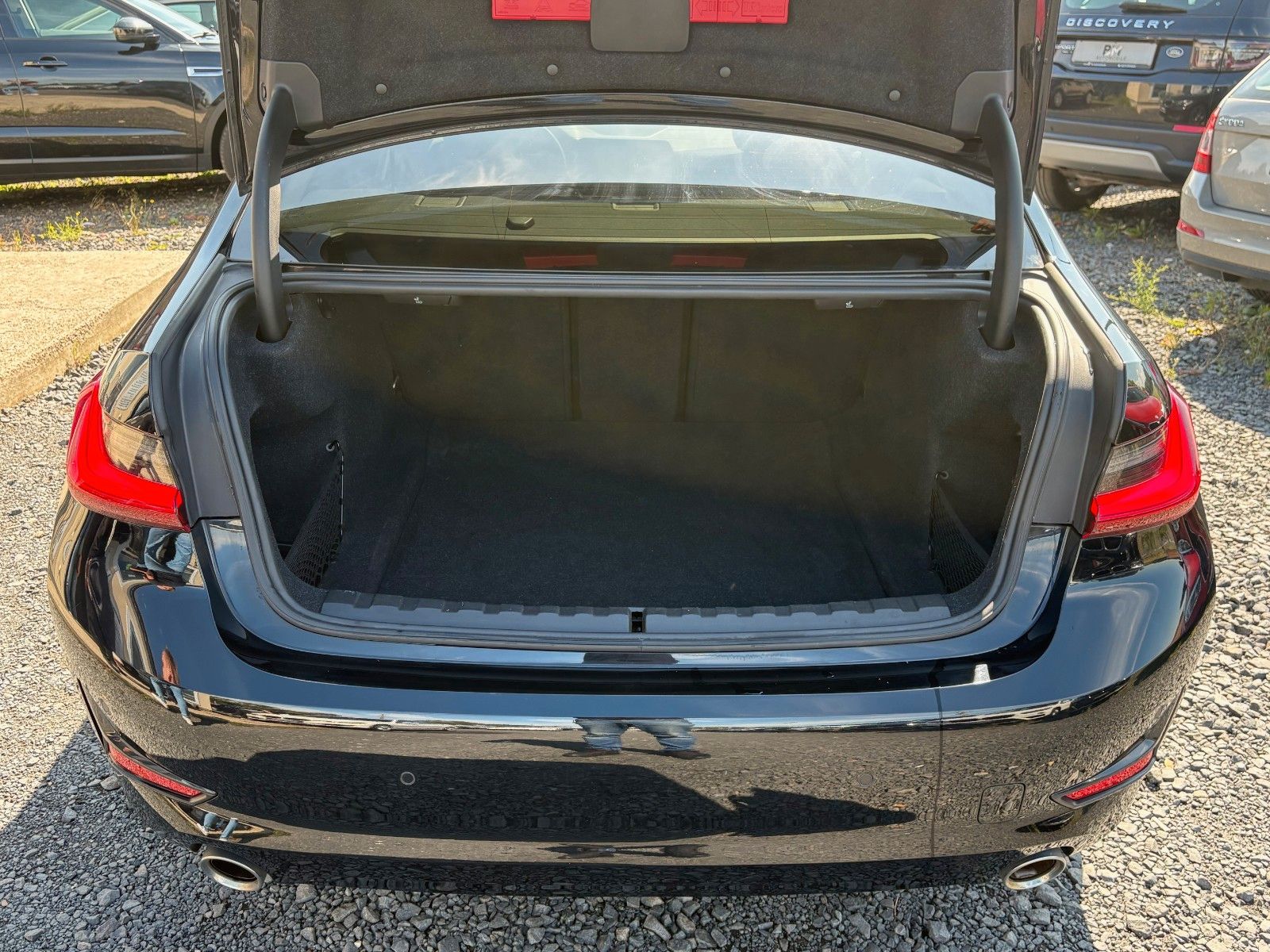 Fahrzeugabbildung BMW 320i Limo Aut. Navi 18"LMR LED 1.HAND SPORTLENK