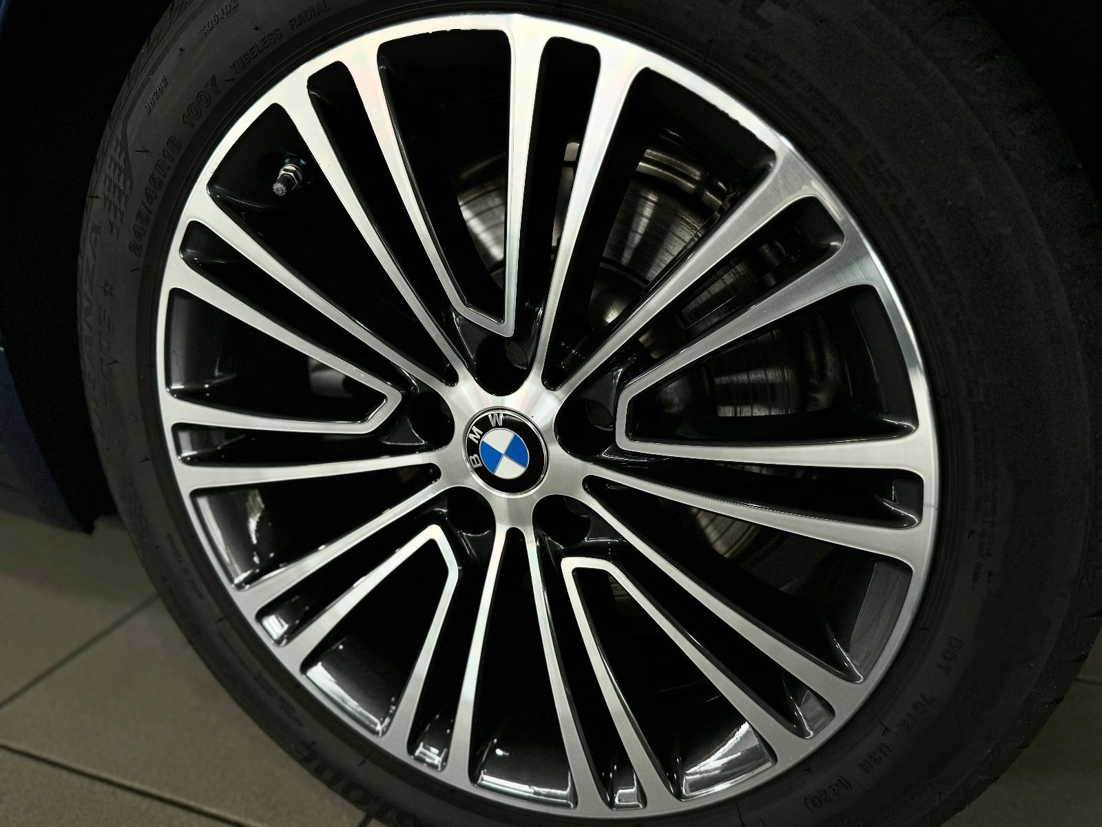 Fahrzeugabbildung BMW 530e xD Sport Line Kamera Glasdach HUD ACC Alarm