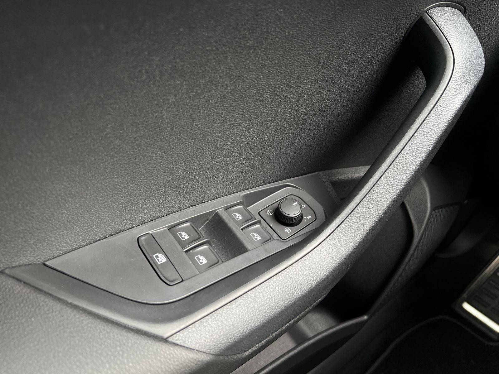 Fahrzeugabbildung SKODA Karoq Sportline 1.5 TSI DSG *Garantie, AHK, LED,