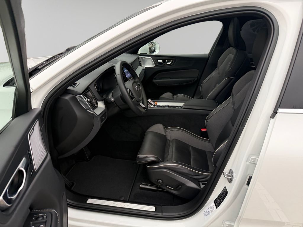 VOLVO XC60 B5 D AWD Ultimate Bright,B&W,AHK.STH Polest VOLVO XC60 B5 D AWD Ultimate Bright,B&W,AHK.STH Polest