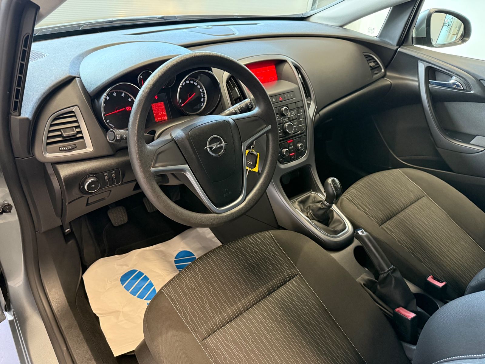 Fahrzeugabbildung Opel Astra J Lim. 5-trg. Selection, Klima,