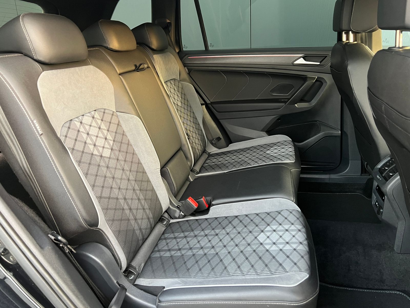 Fahrzeugabbildung Volkswagen Tiguan Allspace R-Line 2.0 TDI DSG 4MOTION *AHK,