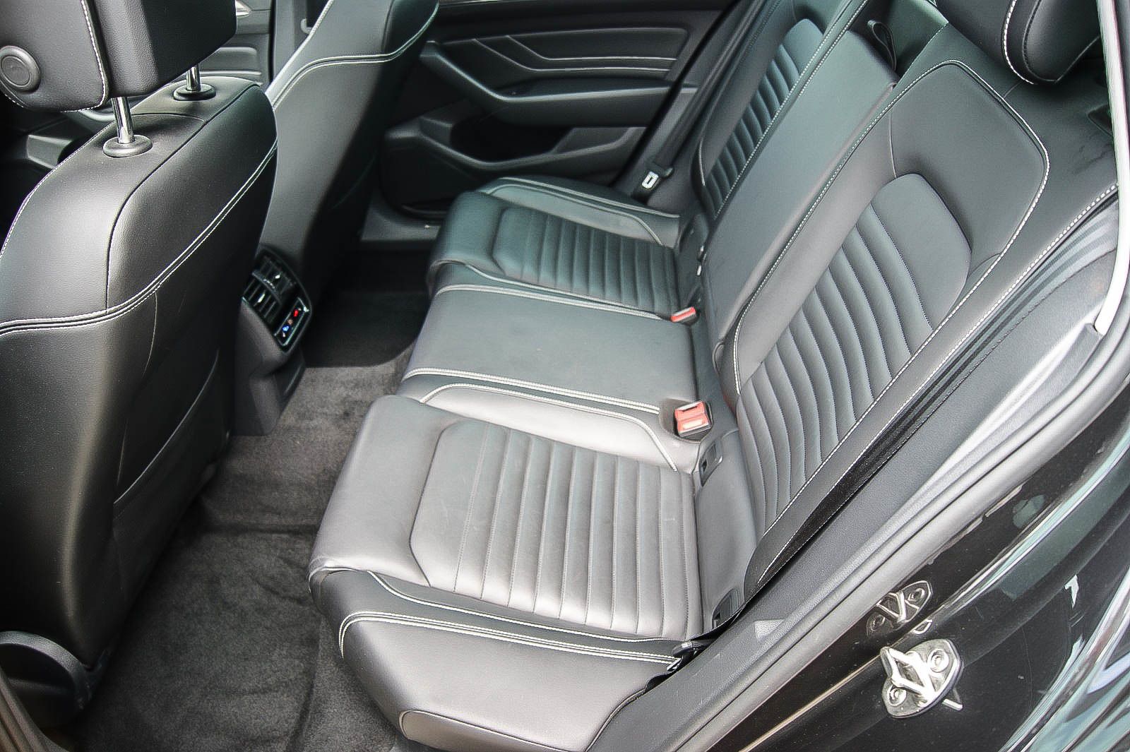 Fahrzeugabbildung Volkswagen Passat Variant 20TDI 4Motion R-Line MATRIX PANO