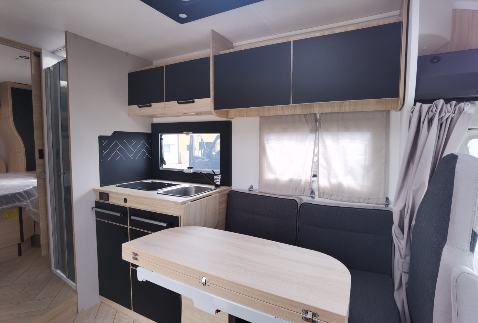 Fahrzeugabbildung Challenger 318 Graphite Edition o. Hubbett Frühlingsaktion