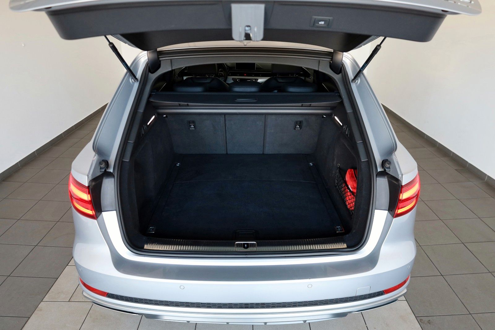 Fahrzeugabbildung Audi A4 Avant 45 TFSI S Line Leder,Navi,LED,Panorama